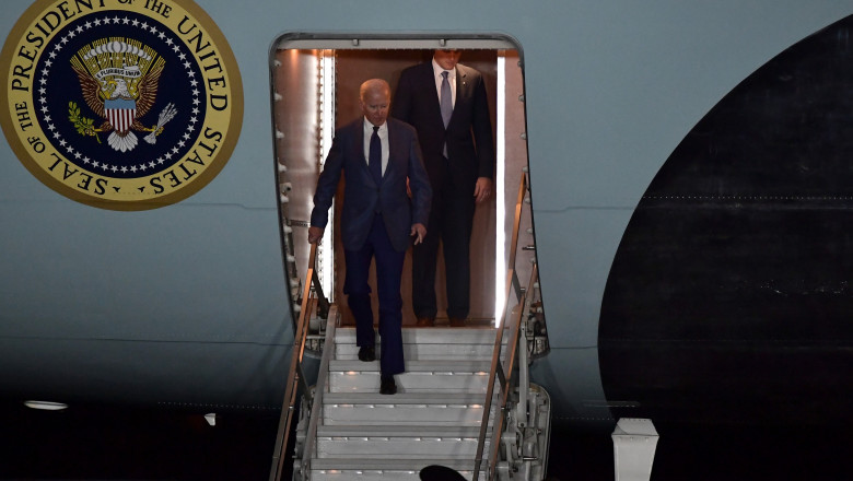 joe biden coboara din avion