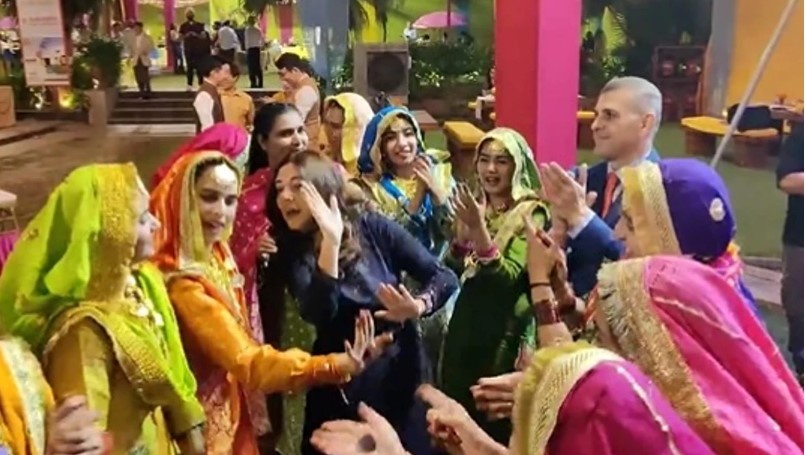 Imagini virale cu ambasadoarea României la New Delhi. A atras toate privirile dansând pe muzica tradiţională indiană
