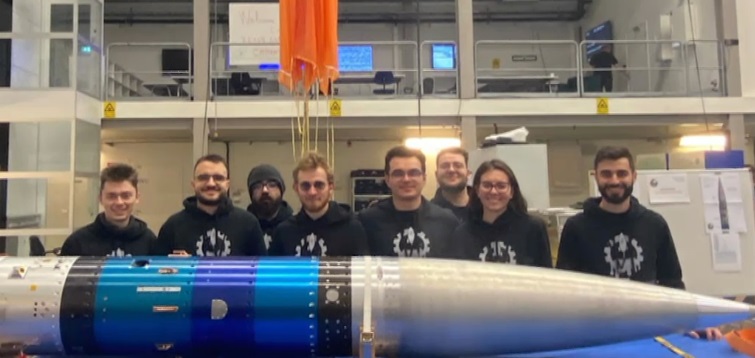 Opt studenți români au realizat o imprimantă 3D specială care a fost lansată în spațiu
