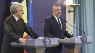 Comisarul european pentru piața internă și premierul României susțin declarații de presă, în București, pe 12 aprilie 2023.