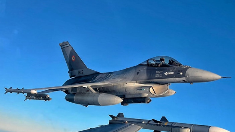 avioane F-16 române, cu rachete AMRAA;M și Sidewinder acroșate de aripi