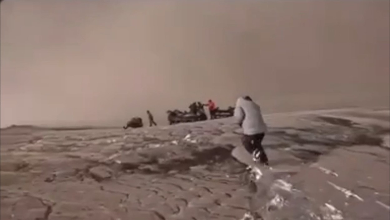 Vulcanul Șiveluci continuă să erupă. Peisaje apocaliptice în localitățile acoperite de un strat de aproape 10 centimetri de cenușă