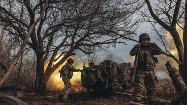 Artileriști ucraineni trag cu tunul în Bahmut, pe 21 martie 2023.