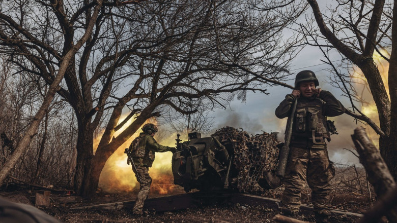 Artileriști ucraineni trag cu tunul în Bahmut, pe 21 martie 2023.