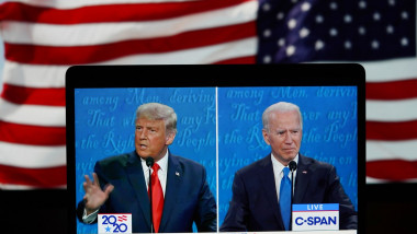 Donald Trump și Joe Biden văzuți pe ecranul unui televizor în timpul unei dezbateri din campania electorală din 2020, pe 2 noiembrie.