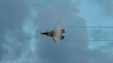 Un avion F-35 zboară în timpul unui spectacol aviatic din San Francisco pe 1 aprilie 2023.