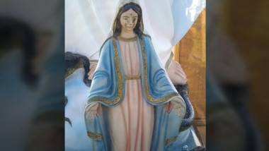 statuie a Fecioarei Maria despre care proprietarul ei spune că varsă lacrimi de sânge