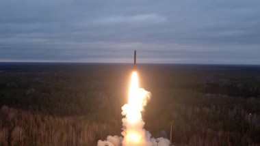O rachetă balistică intercontinentală este lansată de armata rusă în timpul unor exerciții pe 26 octombrie 2023.