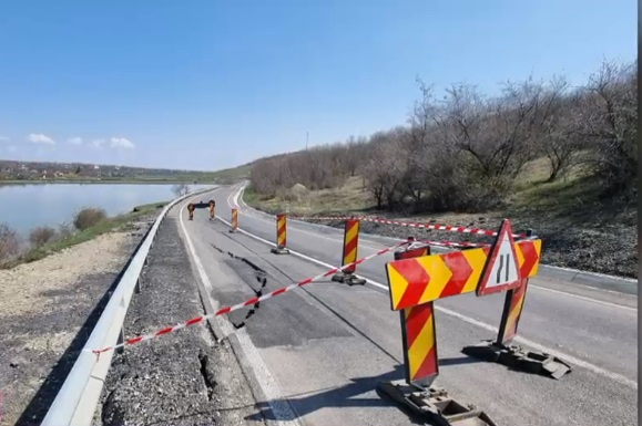 Un drum județean inaugurat în martie s-a surpat în zona localității Gropnița, după trei zile de ninsori