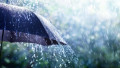 umbrela albastra pe care cade ploaia