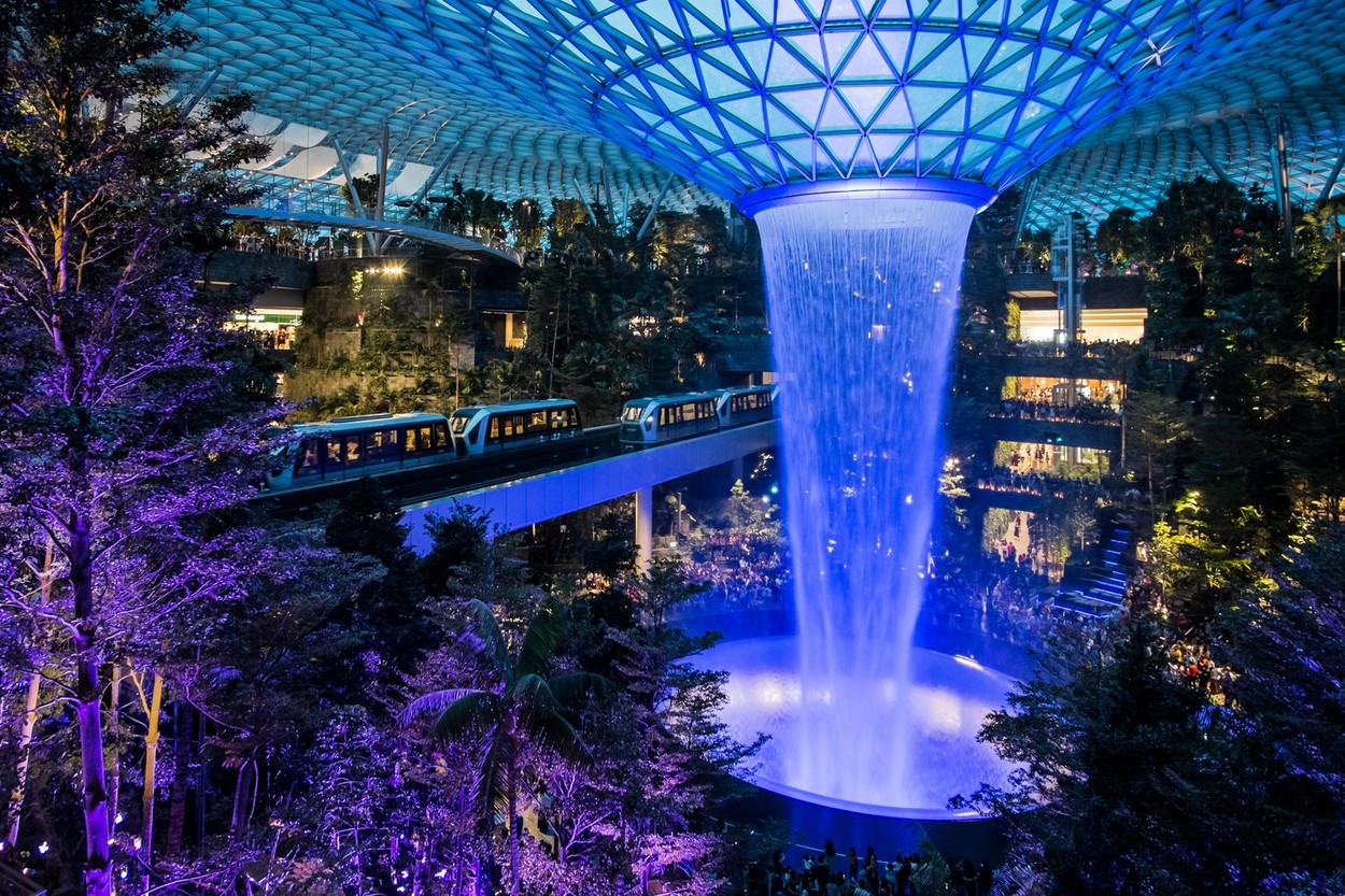 Ce poți face în cel mai frumos aeroport din lume. Are cascadă, propriul parfum, grădină botanică și dinozauri