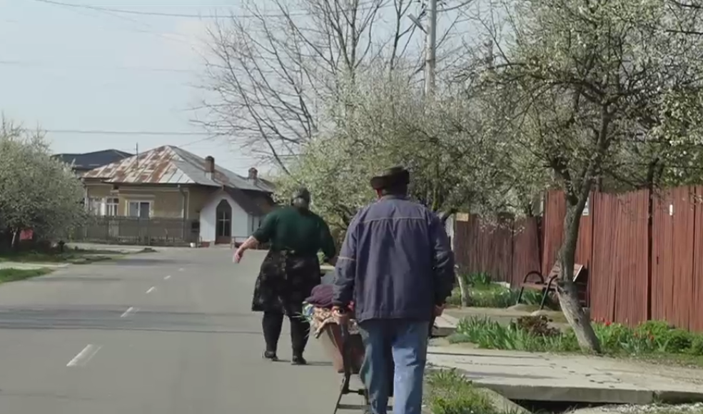 Dezgust pe ulițele României: Să-și taie ei din salarii. S-au obișnuit în puf, toată viața au fost pe furate. La anul nu mai votăm nimic