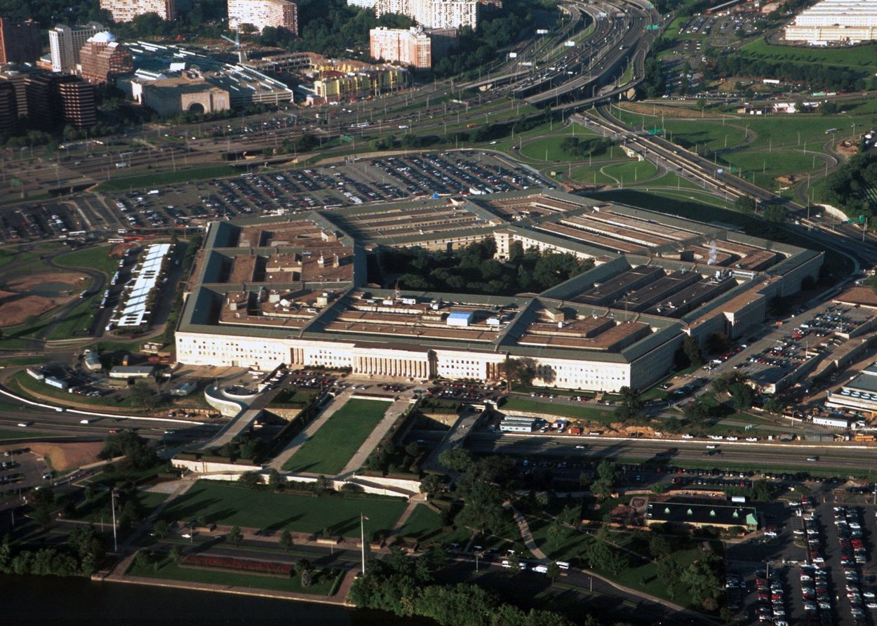 Washington Post: Bărbatul care a "scurs" documentele de la Pentagon este un tânăr rasist, pasionat de arme, angajat la o bază militară