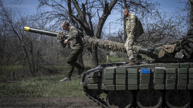Soldați ucraineni pe un tanc lâncă Bahmut, pe 10 aprilie 2023.