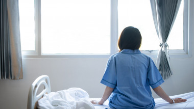 femeie pe pat de spital