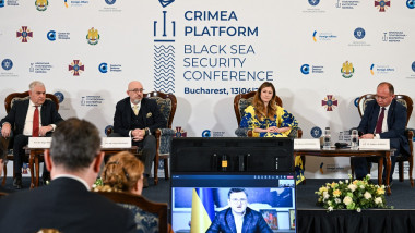 Ministrul de externe al Ucrainei, Dmitro Kuleba, participă în sistem de videoconferință la Conferința privind Securitatea Mării Negre de la București, pe 13 aprilie 2023.