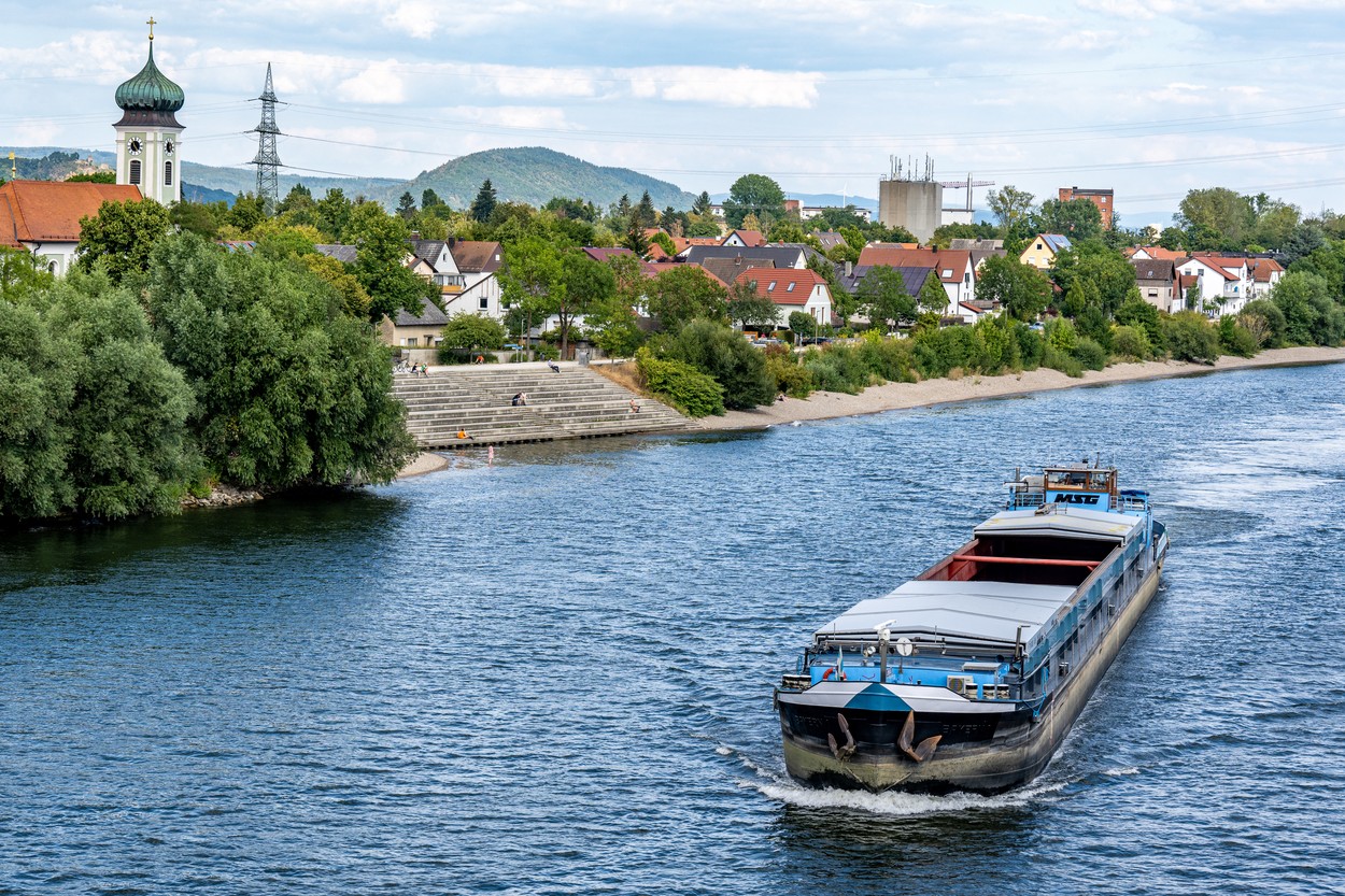 O navă românească a început să se lovească de malurile Dunării, în Germania. Comandantul era beat