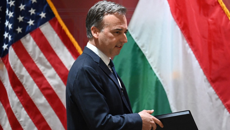 David Pressman, ambasadorul SUA la Budapesta, se pregătește să susțină o conferință de presă la Budapeste, pe 13 aprilie 2023.