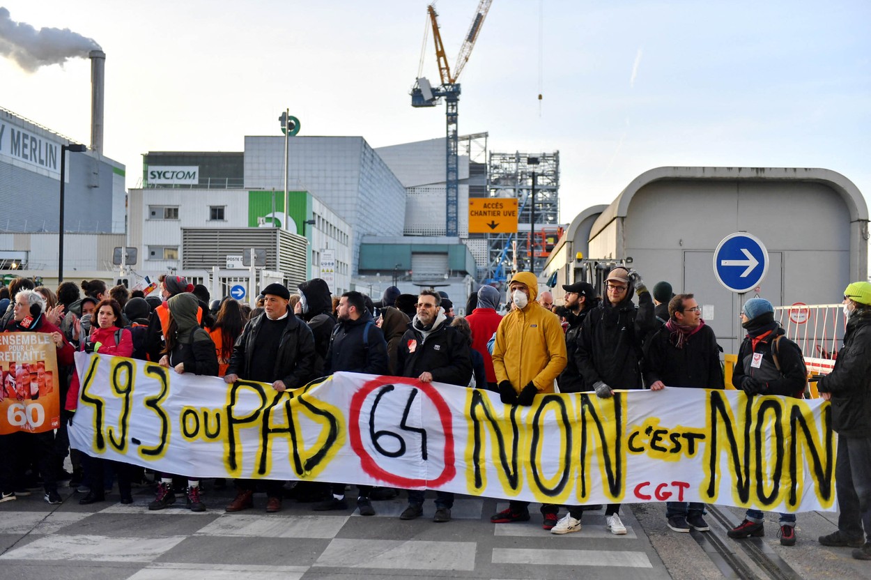Noi proteste în Franța. Manifestanții s-au ciocnit cu forțele de ordine în ajunul unei decizii cruciale privind reforma pensiilor