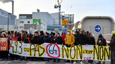 protestatari la paris cu un banner mare