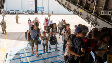 persoane evacuate cu avionul