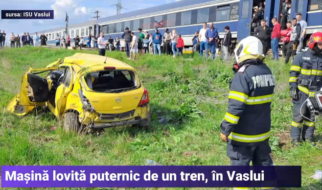 Mașină spulberată de tren, în Vaslui. Șoferița și copilul ei de 7 ani se aflau în vehicul în momentul impactului