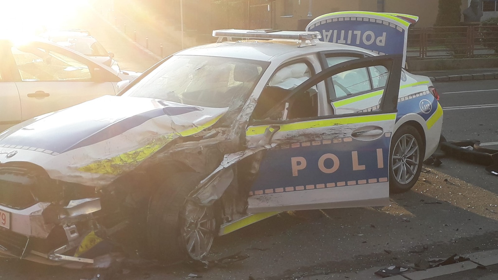 Autospecială de Poliție nou-nouță, distrusă într-un accident rutier în Cluj-Napoca. Agenții de poliție au fost răniți