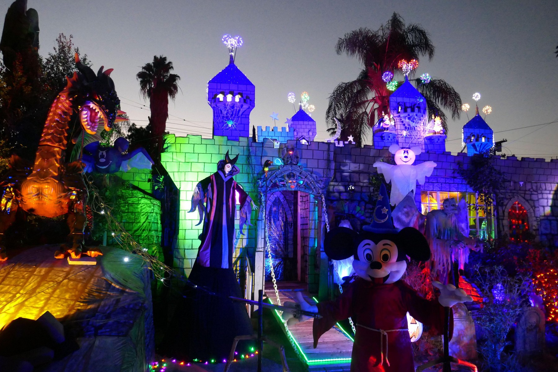 Momentul în care un dragon uriaş ia foc şi arde ca o torţă în timpul unui spectacol de la Disneyland, în California