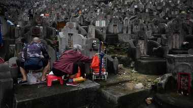 oameni in cimitir in china