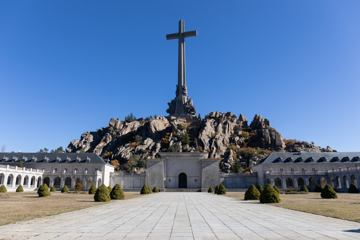 Spania va exhuma rămăsițele fondatorul partidului fascist Falange din mausoleul ridicat de Franco cu deținuți politici