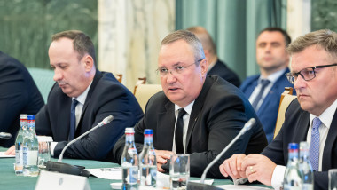 Ministrul Finanțelor, Adrian Câciu, premierul Nicolae Ciucă și ministrul Muncii, Marius Budăi iau parte la o discuție cu reprezentanții sindicatelor și patronatelor la Palatul Victoria din București pe 24 aprilie 2023.