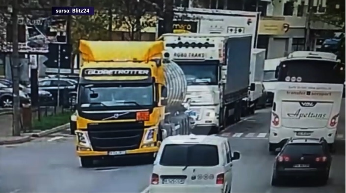 O tânără a supraviețuit în mod miraculos, după ce a fost călcată de un tir pe trecere. Femeia s-a strecurat printre roțile camionului