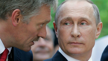 Dmitri Peskov, purtătorul de cuvânt al Kremlinului stă de vorbă cu președintele Rusiei Vladimir Putin.
