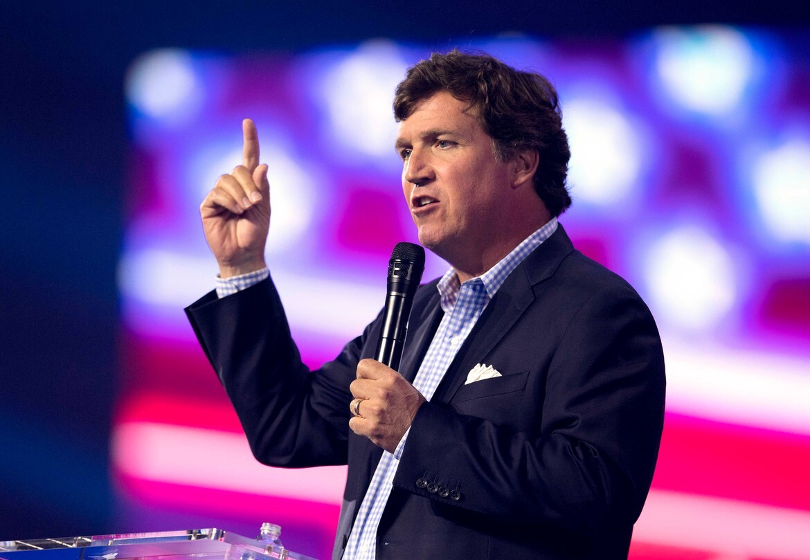 Principala vedetă a Fox News părăsește televiziunea. Plecarea lui Tucker Carlson vine după procesul care a costat Fox 800 de milioane