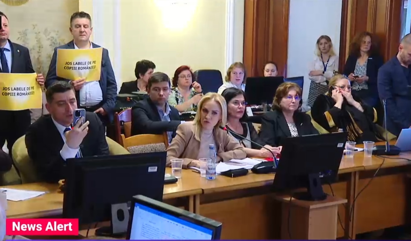 „Chemați 112!”. Simion și Șoșoacă au făcut scandal în Parlament la proiectul de prevenire a separării copilului de familie