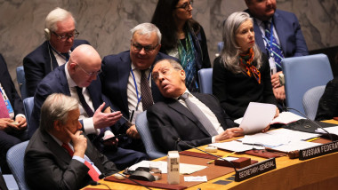 Secretarul general ONU Antonio Guterres participă la o ședință a Consiliului de Securitate ONU alături de ministrul rus de Externe Serghei Lavrov, la New York, pe 24 aprilie 2023.