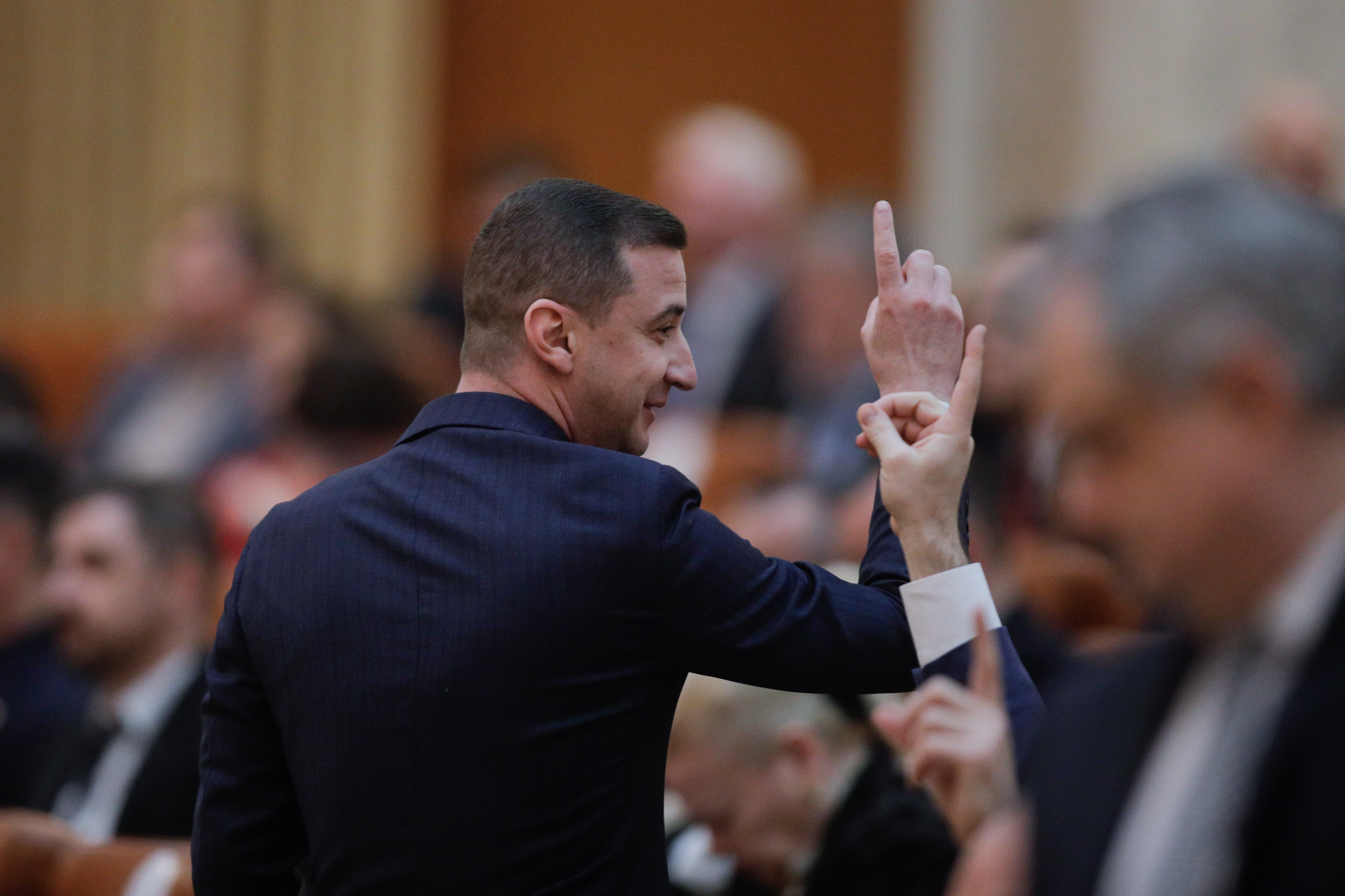 „Cine e Ovidiu? Alexandra poate fi oricine”. Parlamentarii votează pe WhatsApp, unii se plâng că n-au semnal: „AUR are internet rusesc”