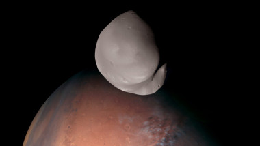 Satelitul natural Deimos al planetei Marte fotografiat de sonda spațială Al-Amal la începutul anului 2023.