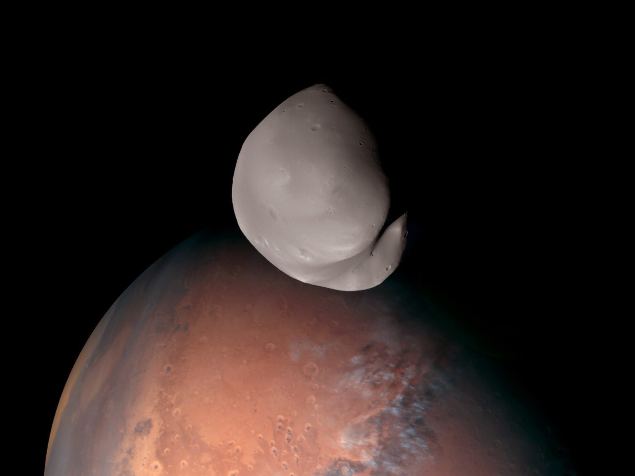 Deimos, luna planetei Marte, a fost fotografiată de la mică distanță. Imaginile schimbă ipotezele privind originea satelitului
