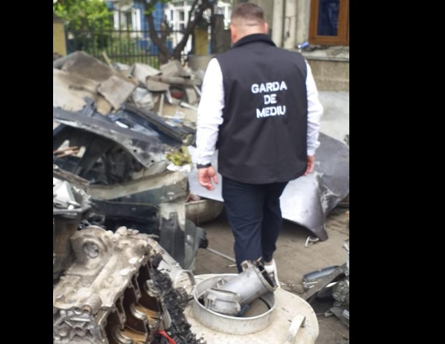 Percheziții de proporții la vânzătorii de fier vechi din Dâmbovița. Sute de polițiști și comisari de mediu participă la descinderi