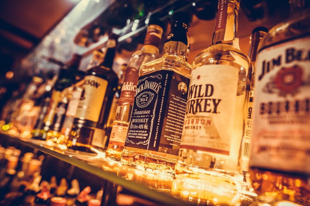 „Oriunde te duci este doar alcool”. România este campioană în UE la consumul de alcool și zahăr