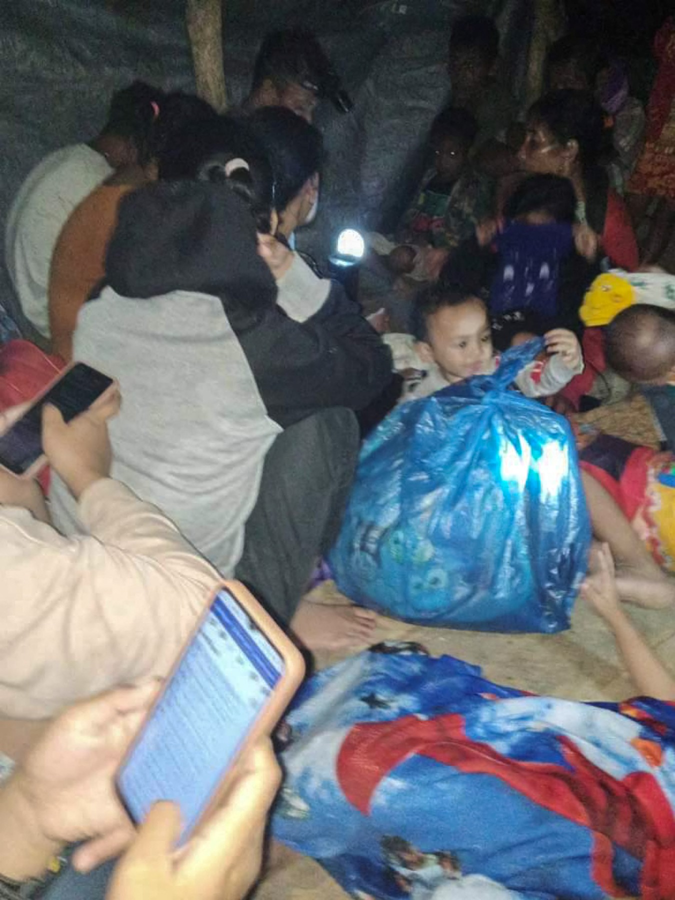 Un cutremur de 7,3 urmat de alertă de tsunami s-a produs în largul coastelor Indoneziei şi a panicat locuitorii în miez de noapte