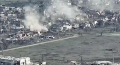 Rușii au bombardat un muzeu din Kupiansk. Sunt morți și răniți. Imagini filmate din dronă cu Bahmutul în ruine