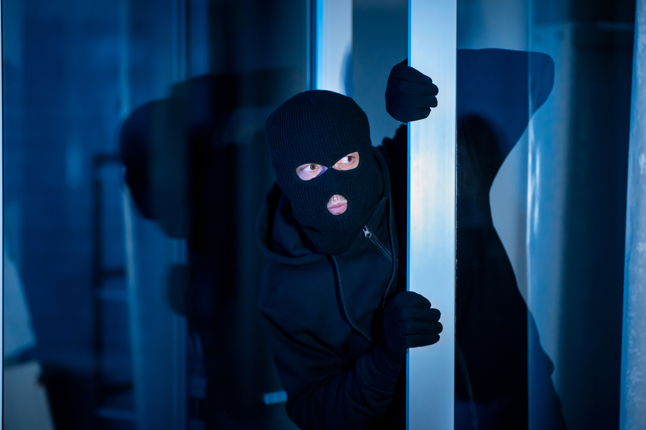 Adolescent din Olt, reținut pentru că a furat aproape 20.000 de lei dintr-un sediu de firmă. Ce a făcut cu banii