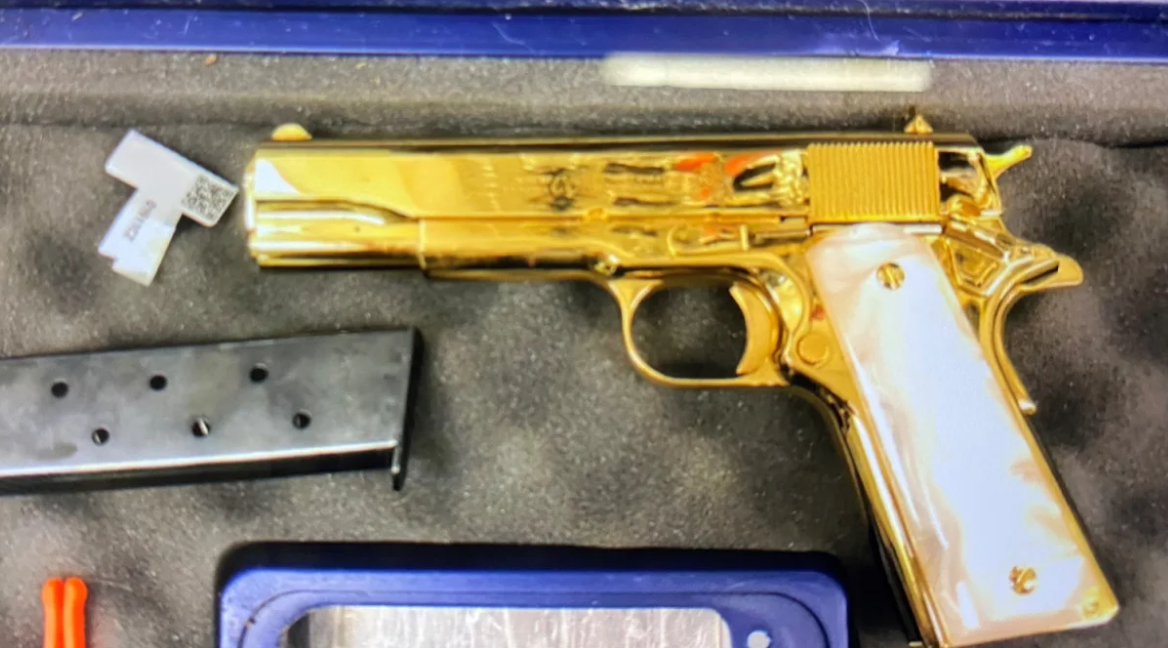 Pistol din aur descoperit în bagajul unei femei, într-un aeroport din Australia