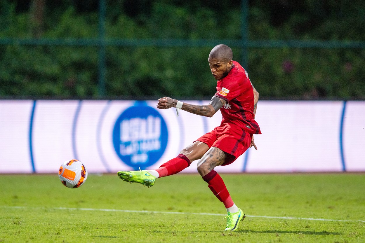 Un fotbalist brazilian a fost arestat pentru că și-a bătut iubita pe stradă