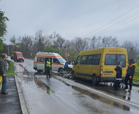 UPDATE Șapte adulți și doi copii au ajuns la spital după un accident în Buzău, în care a fost implicat un microbuz