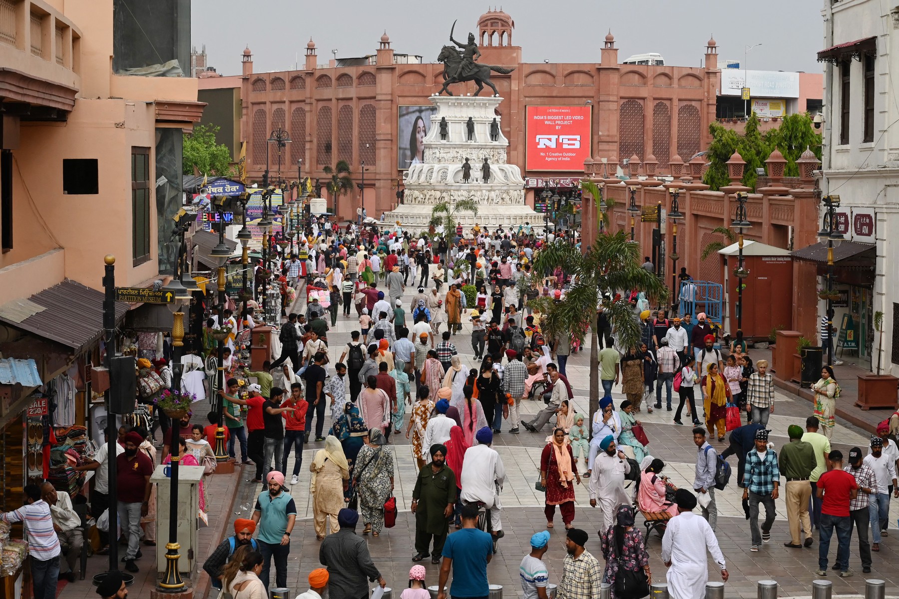 Viața la 25 de ani în India și China: muncă grea, bani puțini, fără planuri de căsătorie