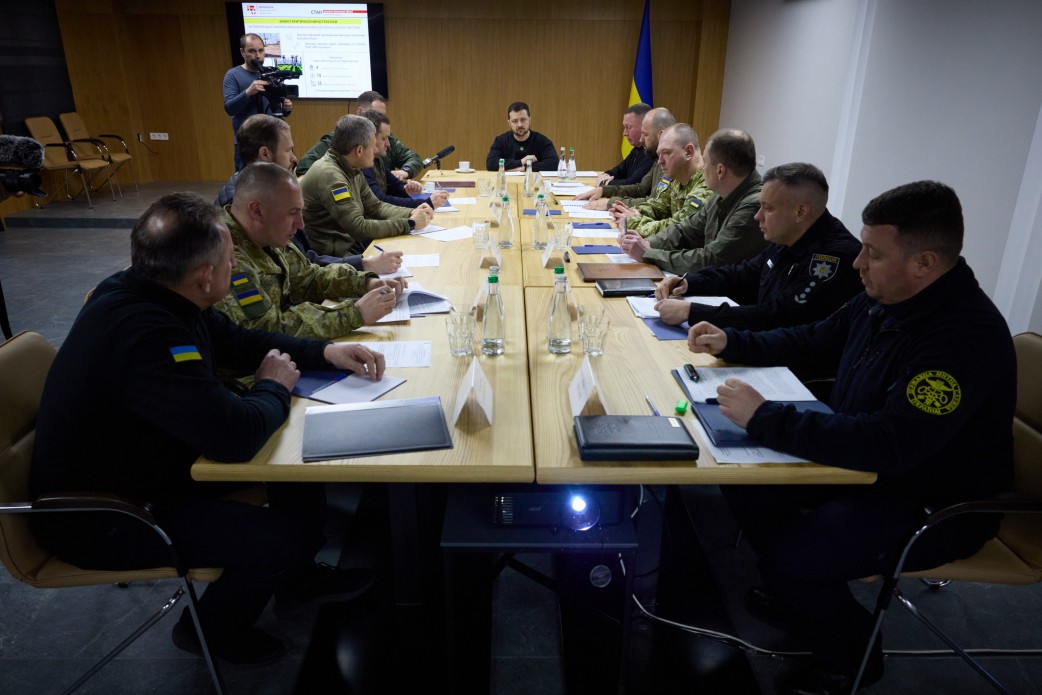 Zelenski s-a întâlnit cu generalii săi. Ucrainenii pregătesc contraofensiva și anunță „rezultate impresionante” în Herson