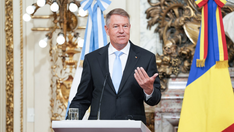 Președintele României susține o conferință de presă în Buenos Aires, Argentina, după întrevederea cu omologul său Alberto Fernandez pe 25 aprilie 2023.